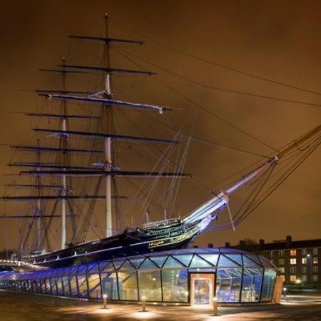 Black Pearl And Captain Sparrow Londen Buitenkant foto