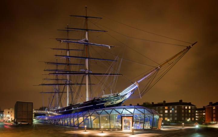 Black Pearl And Captain Sparrow Londen Buitenkant foto